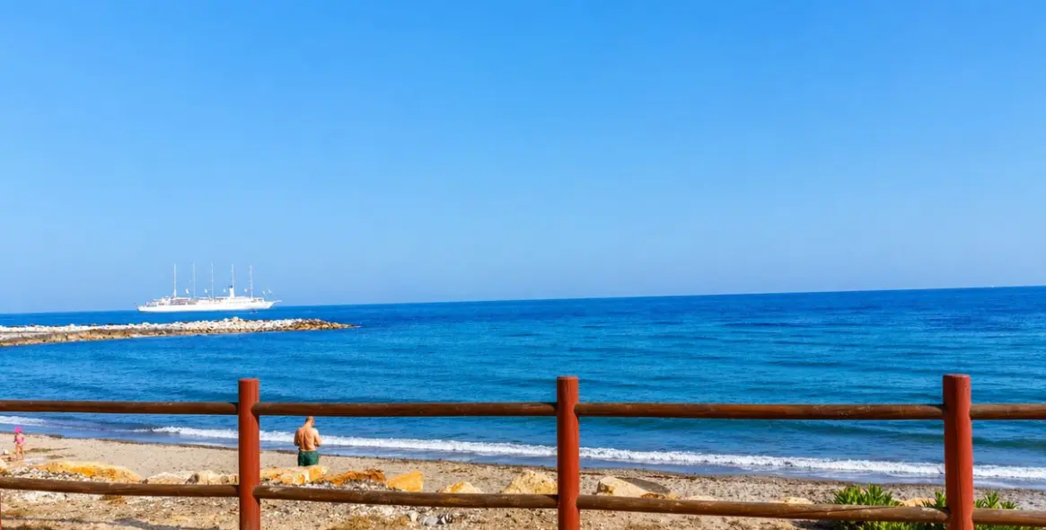 Venta de apartamento en planta media en Marbella 2