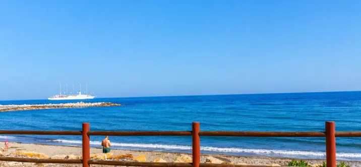 Venta de apartamento en planta media en Marbella 1