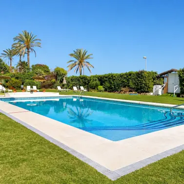 Venta de apartamento en planta media en Marbella