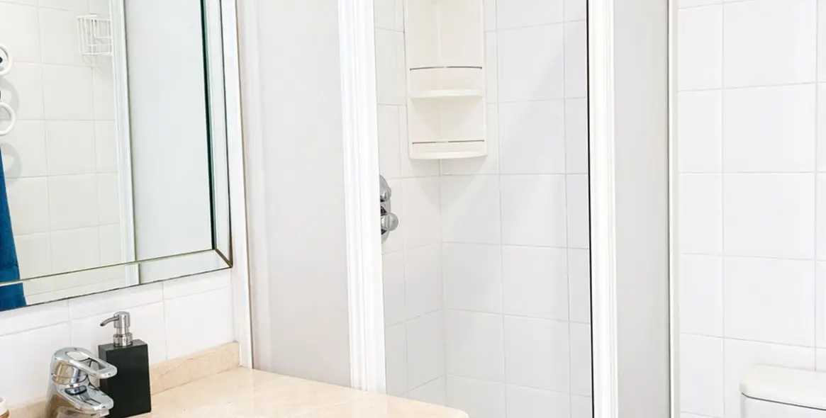 Venta de apartamento en planta media en Marbella 19