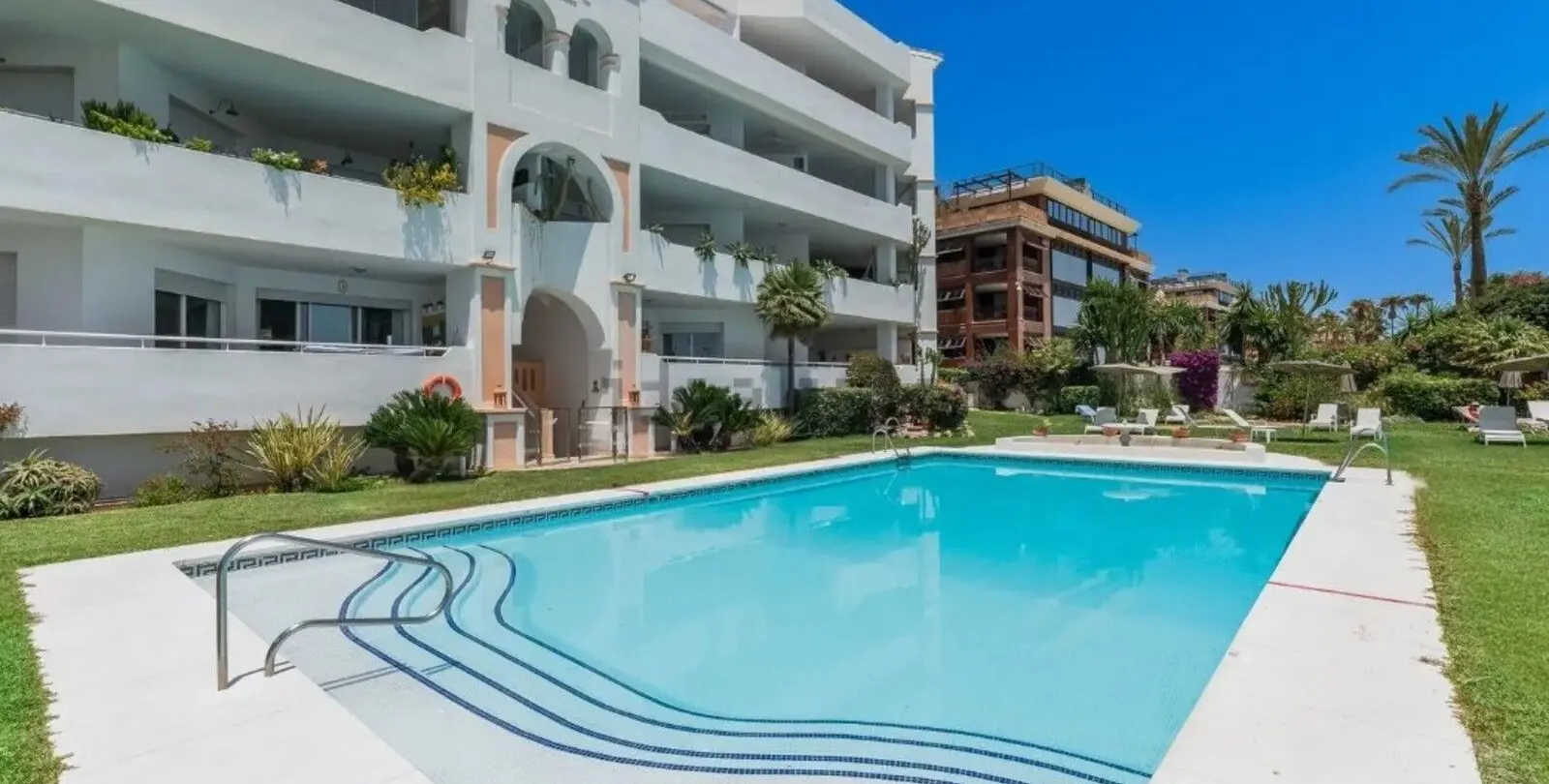Venta de apartamento en planta media en Marbella 1