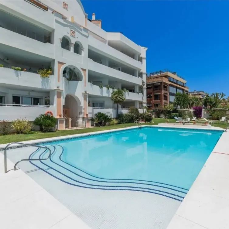 Продажа апартаментов на среднем этаже в Marbella