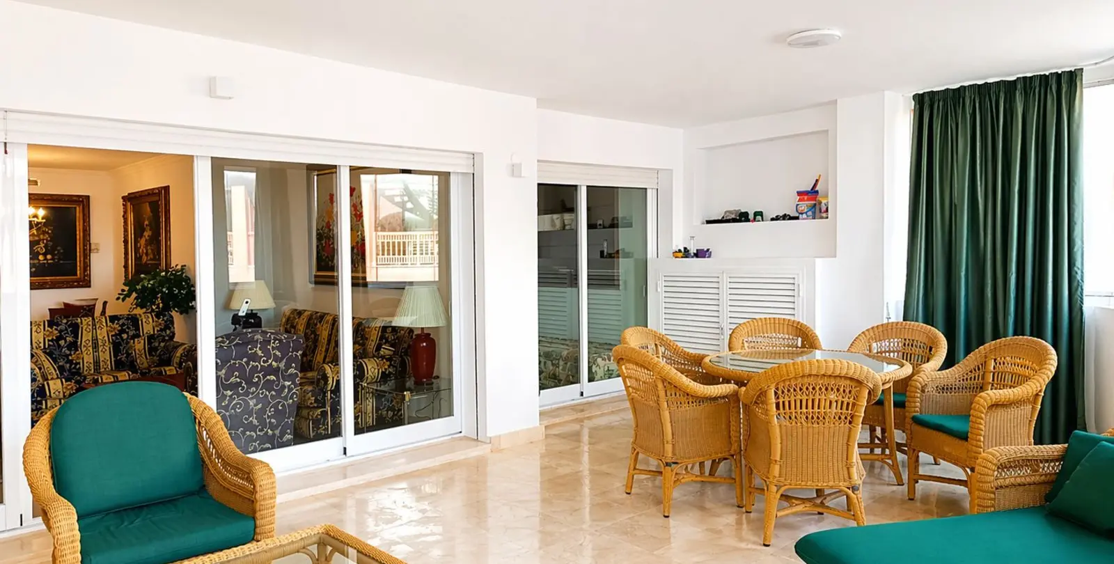 Venta de apartamento en planta media en Marbella 2