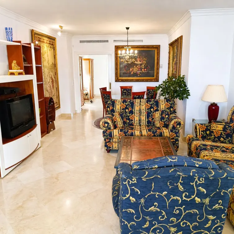 Продажа апартаментов на среднем этаже в Marbella