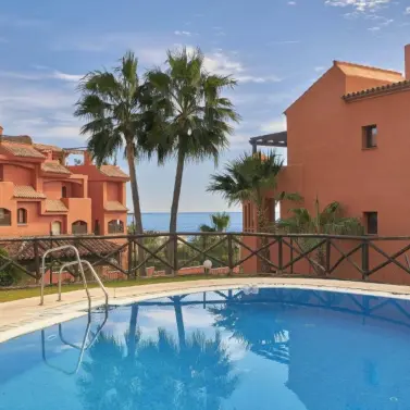 Sale of middle floor apartment in Estepona