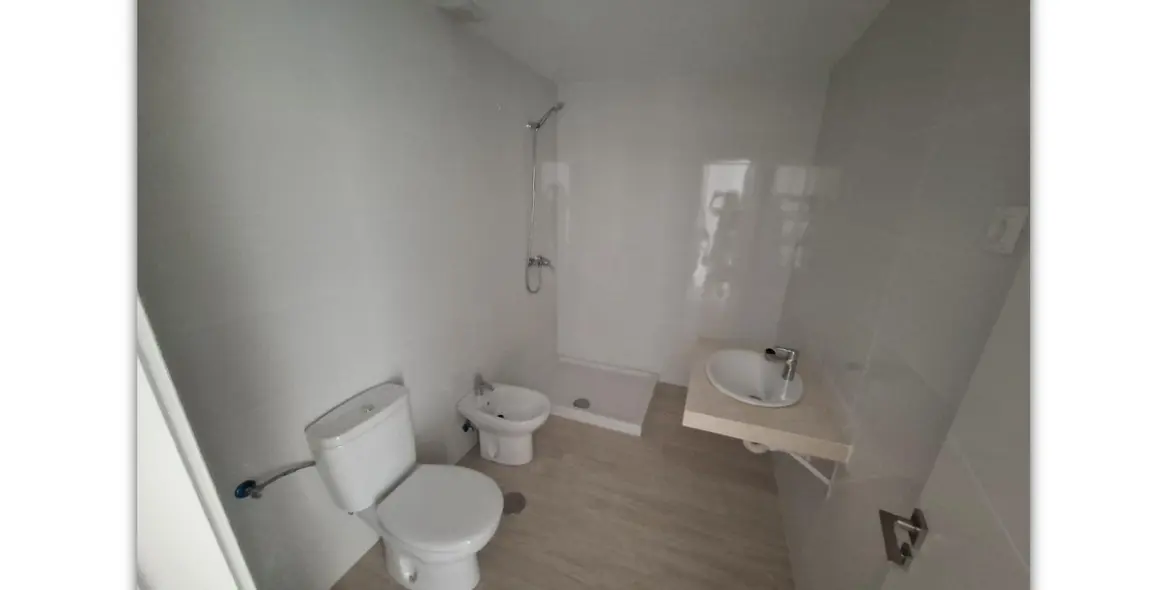 Sale of middle floor apartment in Fuengirola 12