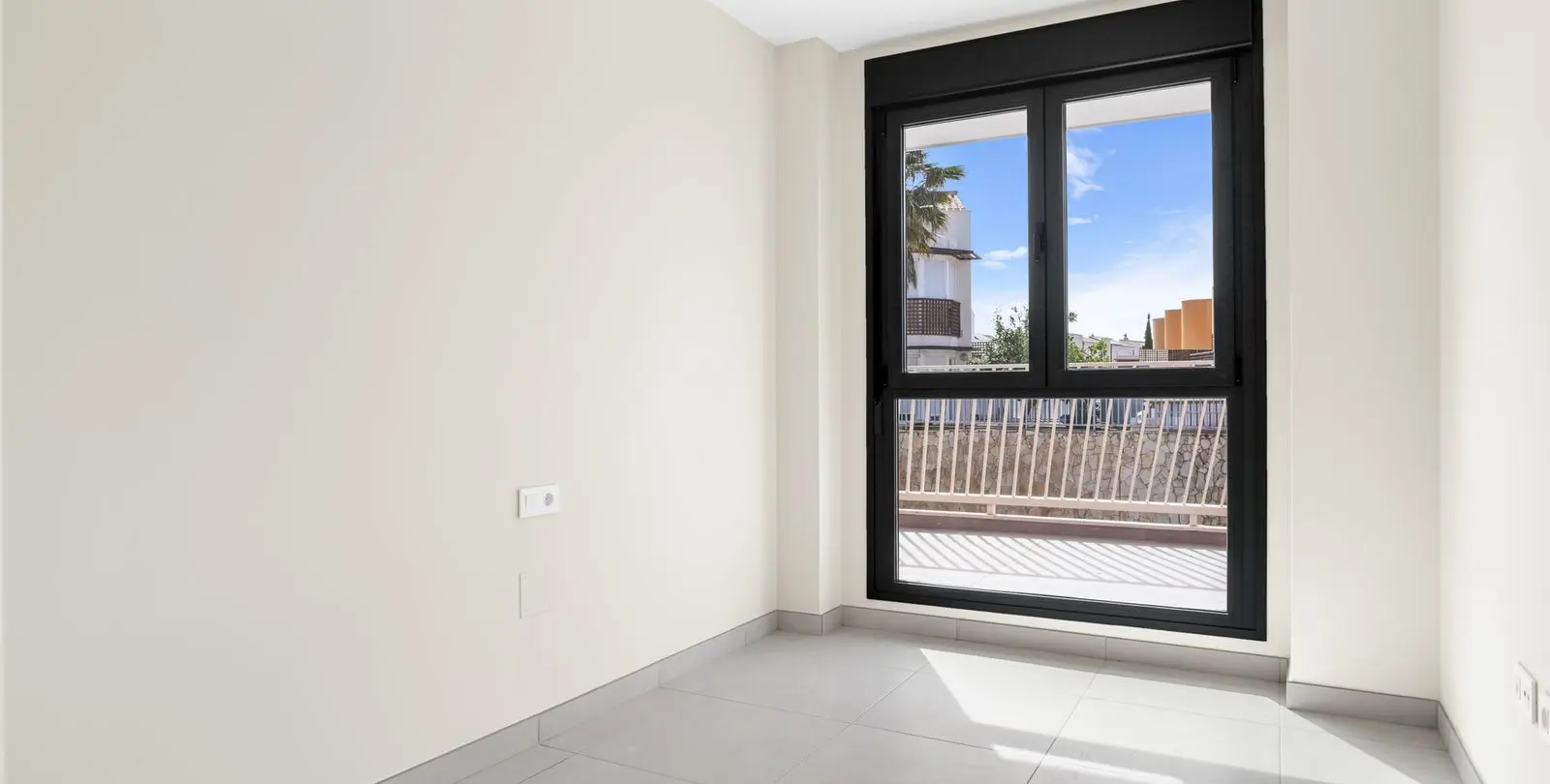 Sale of middle floor apartment in La Cala de Mijas 13