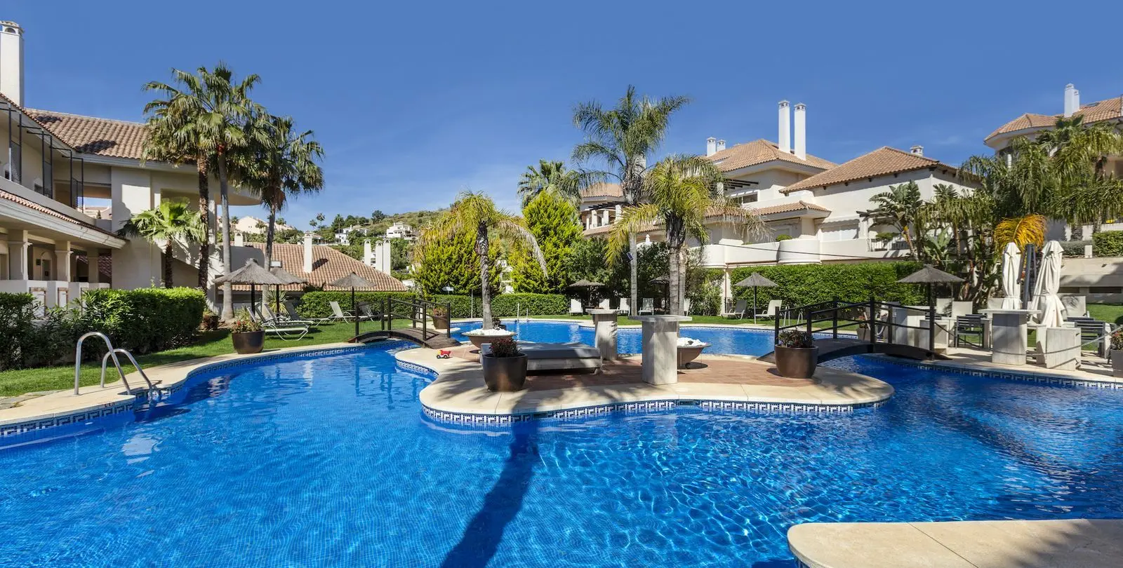 Venta de apartamento en planta media en Nueva Andalucía 1