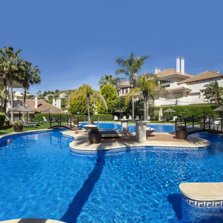 Sale of middle floor apartment in Nueva Andalucía