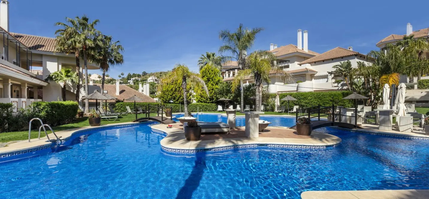 Sale of middle floor apartment in Nueva Andalucía 0