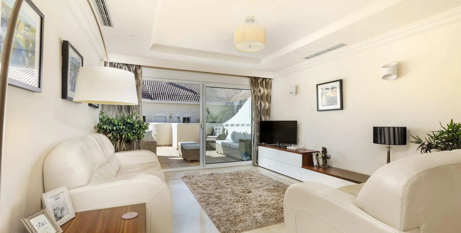 Venta de apartamento en planta media en Nueva Andalucía 2