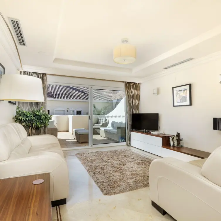 Sale of middle floor apartment in Nueva Andalucía