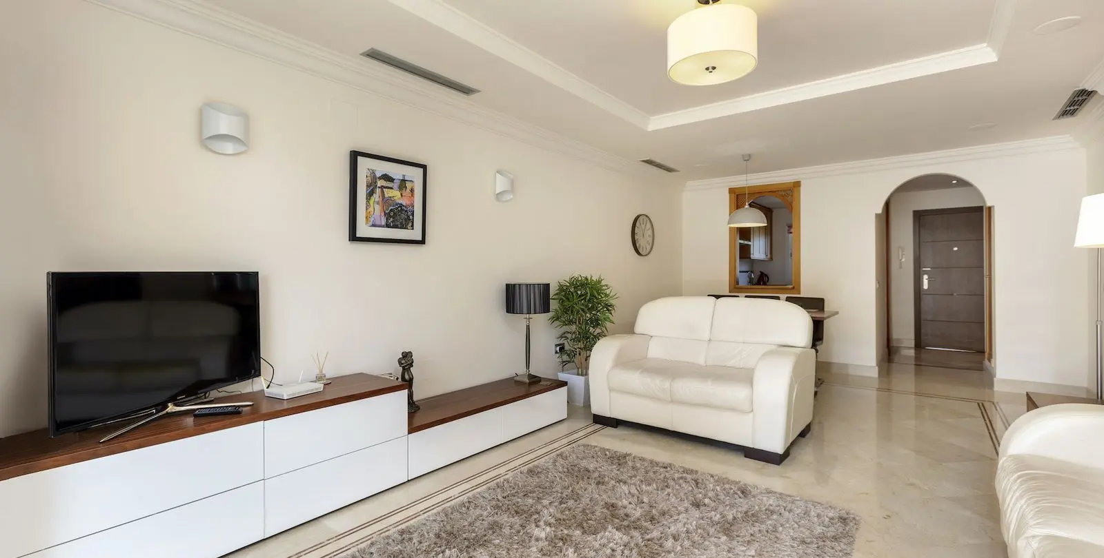 Venta de apartamento en planta media en Nueva Andalucía 3