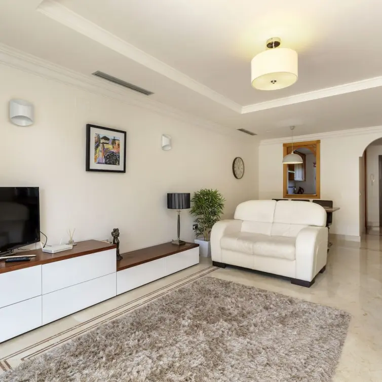 Sale of middle floor apartment in Nueva Andalucía