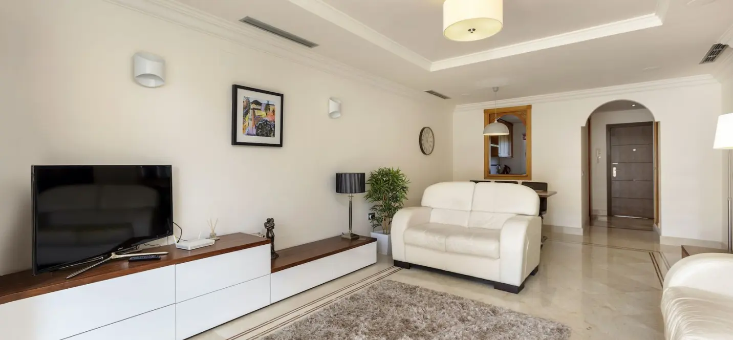 Sale of middle floor apartment in Nueva Andalucía 2