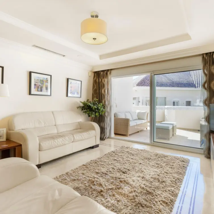 Sale of middle floor apartment in Nueva Andalucía