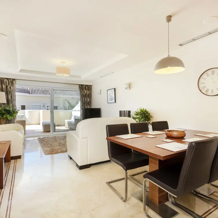 Sale of middle floor apartment in Nueva Andalucía
