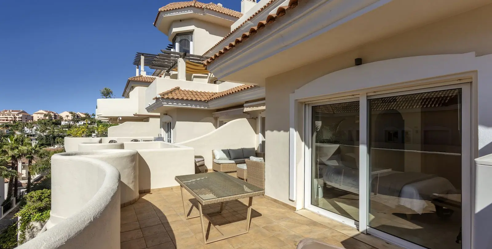 Venta de apartamento en planta media en Nueva Andalucía 10