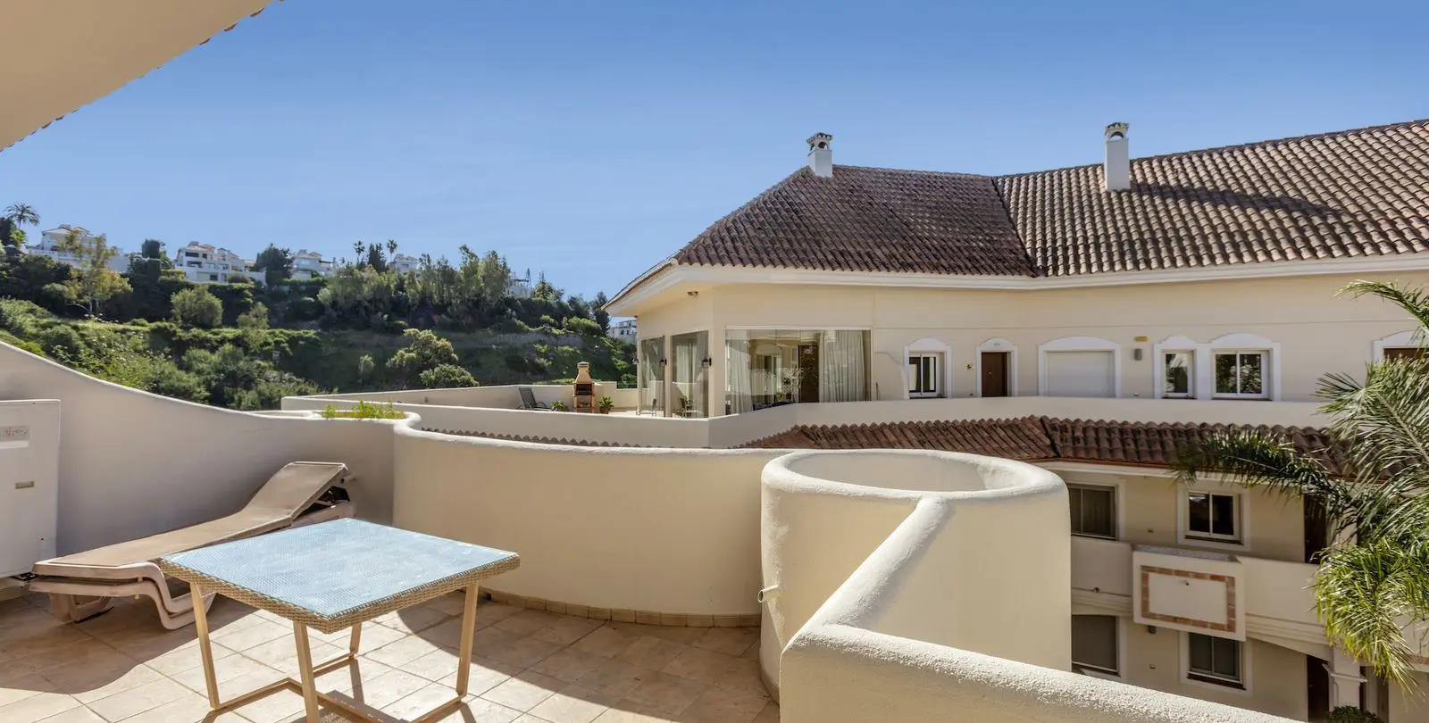 Venta de apartamento en planta media en Nueva Andalucía 11