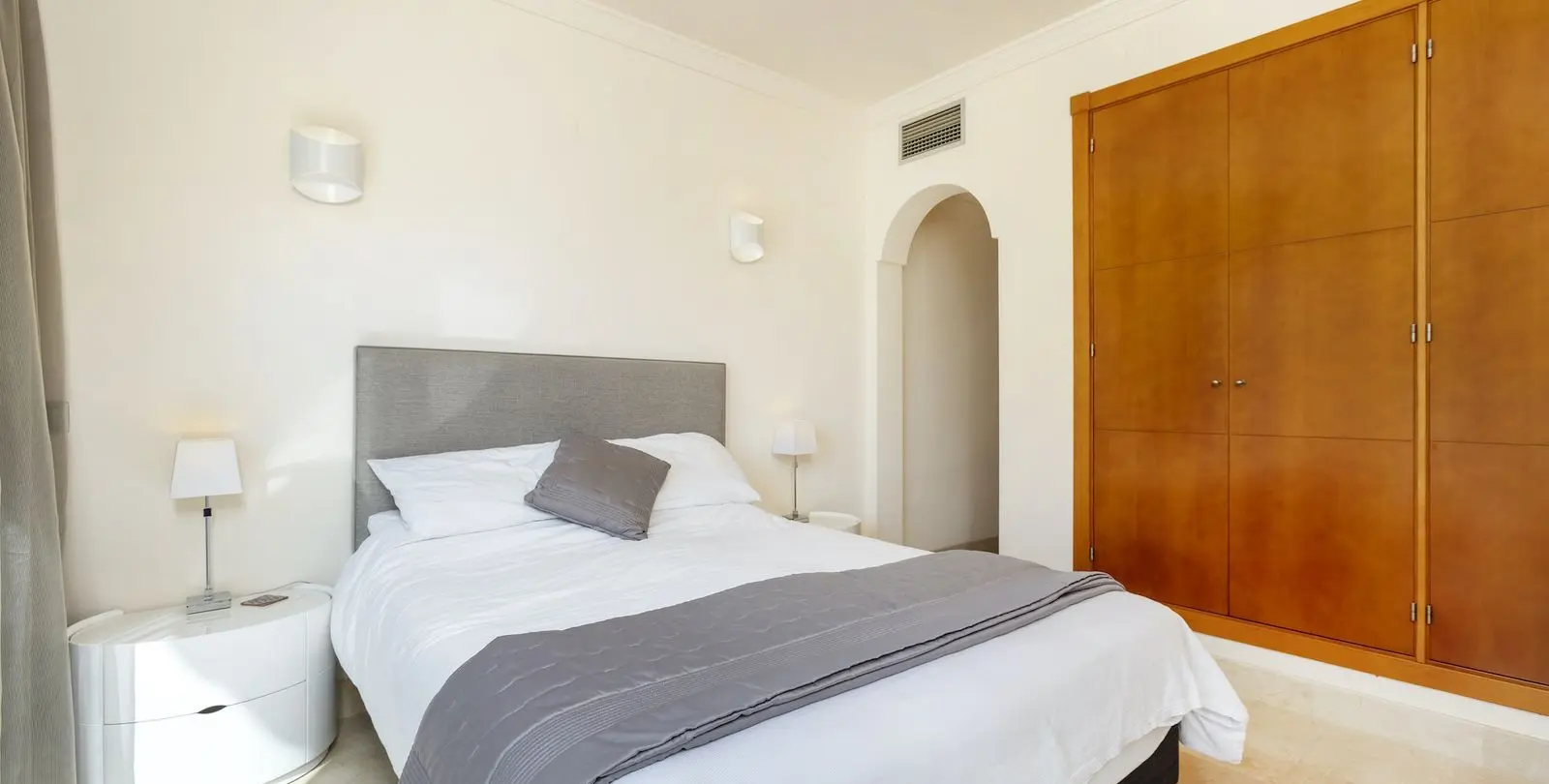 Venta de apartamento en planta media en Nueva Andalucía 15
