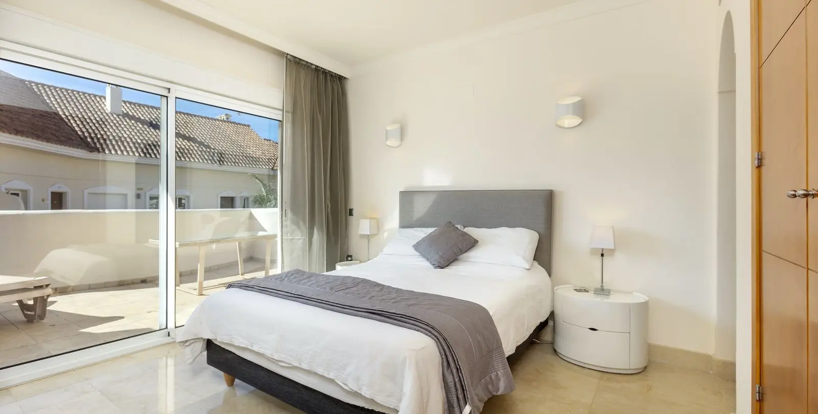 Venta de apartamento en planta media en Nueva Andalucía 17