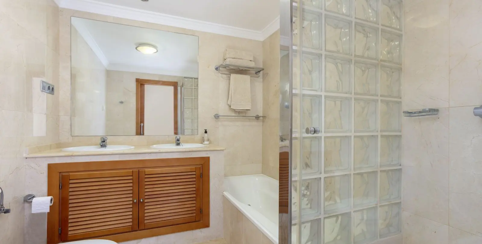 Venta de apartamento en planta media en Nueva Andalucía 18