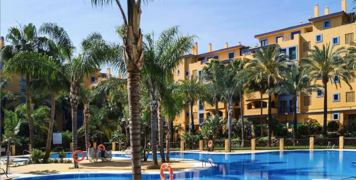 Sale of middle floor apartment in Cortijo Blanco 1