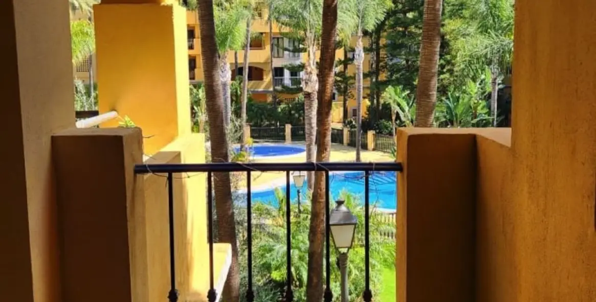 Sale of middle floor apartment in Cortijo Blanco 12