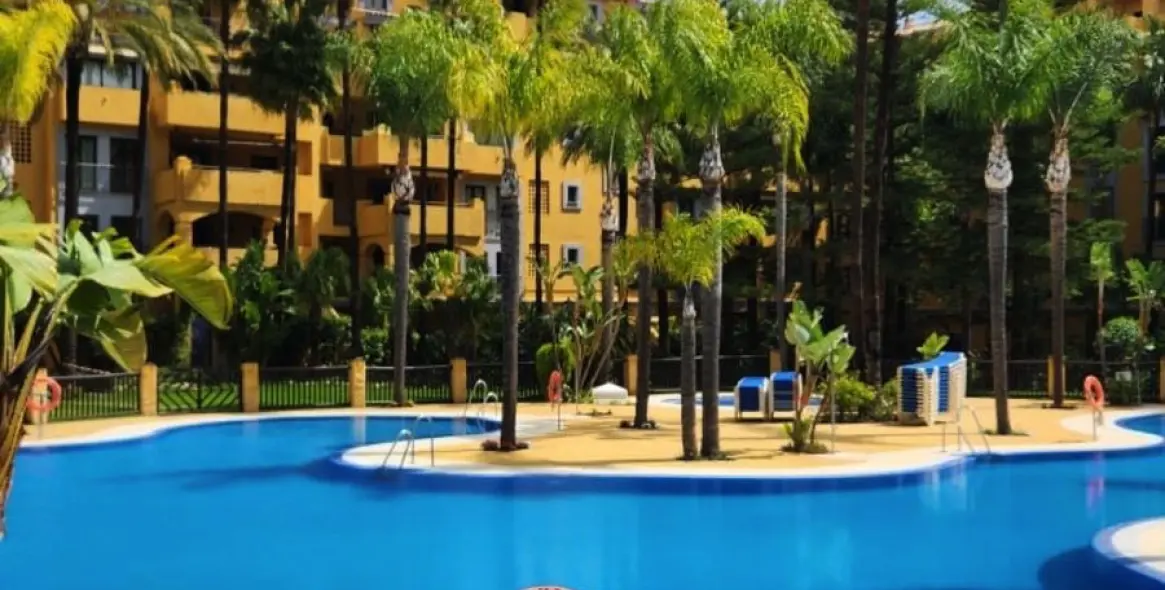 Sale of middle floor apartment in Cortijo Blanco 14