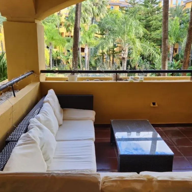 Sale of middle floor apartment in Cortijo Blanco
