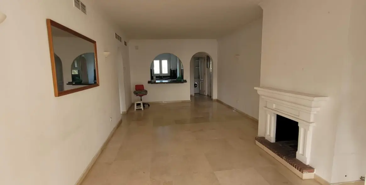 Venta de apartamento en planta media en Estepona 1