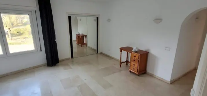 Venta de apartamento en planta media en Estepona 1