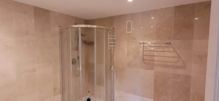 Venta de apartamento en planta media en Estepona 4