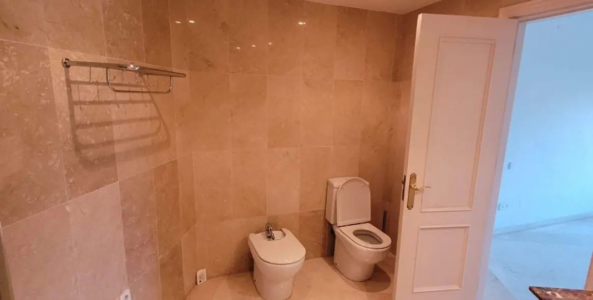 Venta de apartamento en planta media en Estepona 6