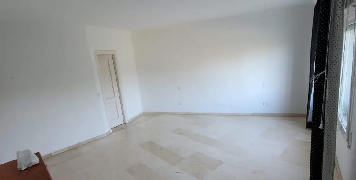 Venta de apartamento en planta media en Estepona 8