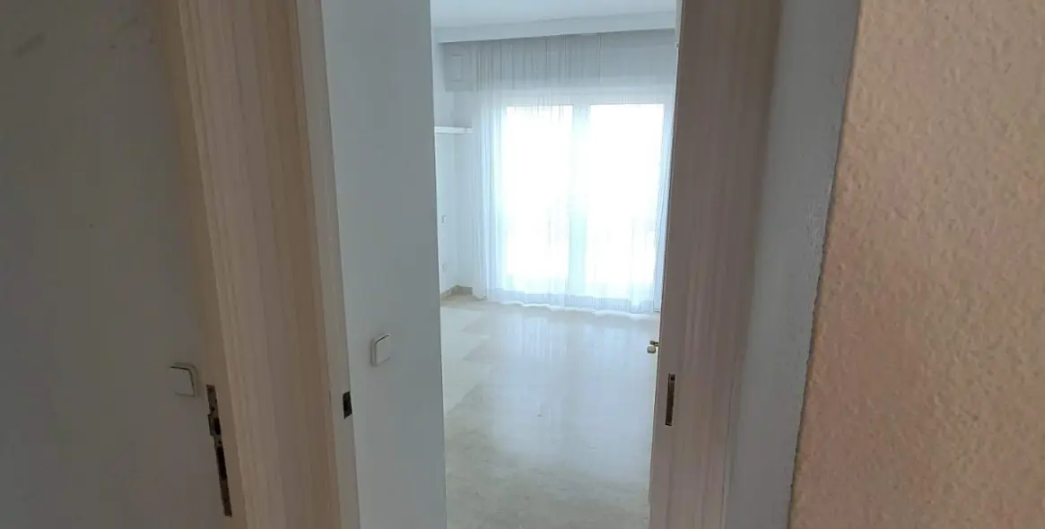 Venta de apartamento en planta media en Estepona 15