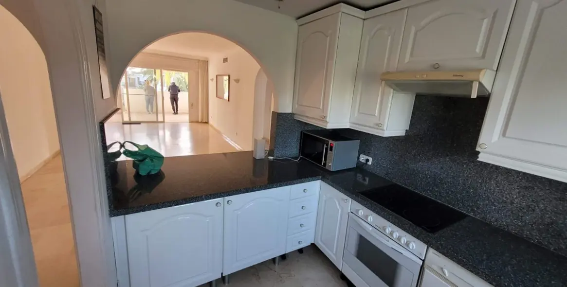 Venta de apartamento en planta media en Estepona 18
