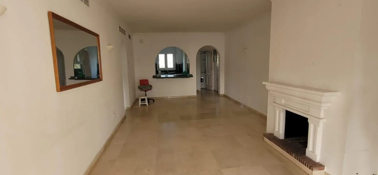 Продажа апартаментов на среднем этаже в Estepona 0