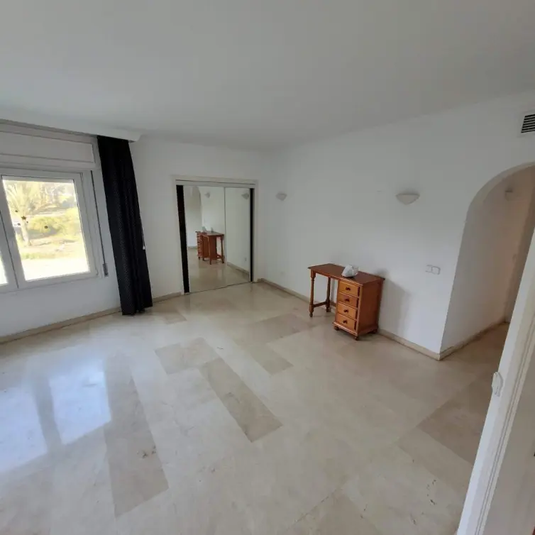 Продажа апартаментов на среднем этаже в Estepona