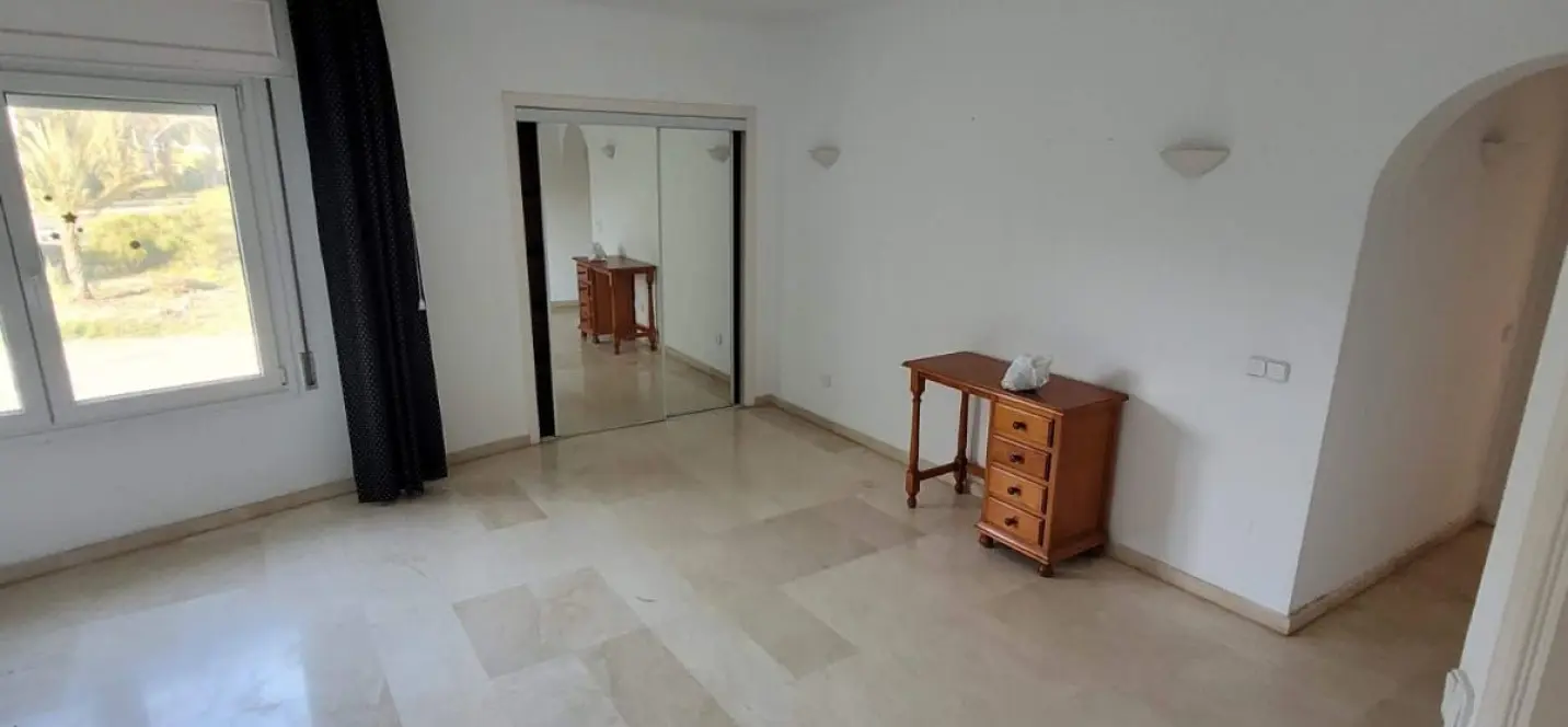 Продажа апартаментов на среднем этаже в Estepona 1