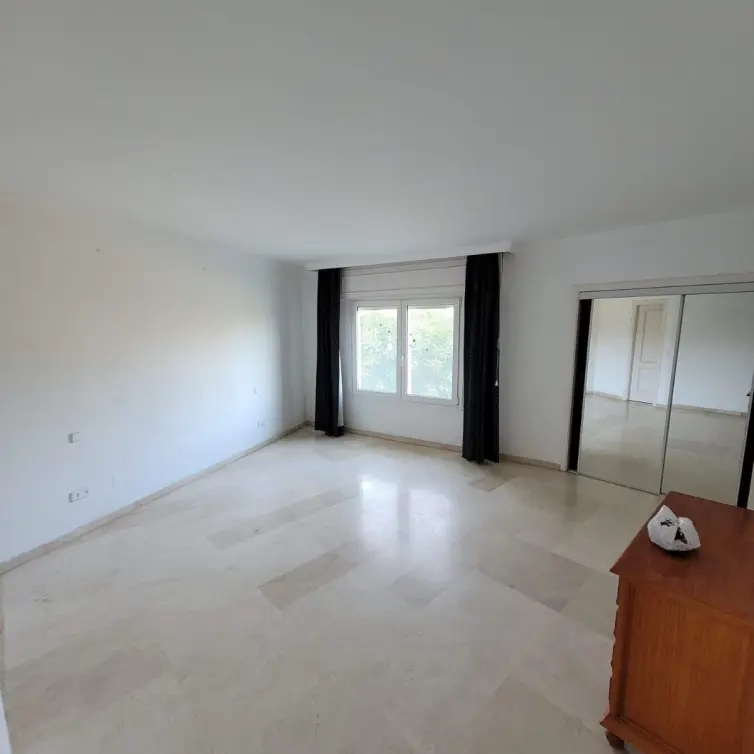 Продажа апартаментов на среднем этаже в Estepona