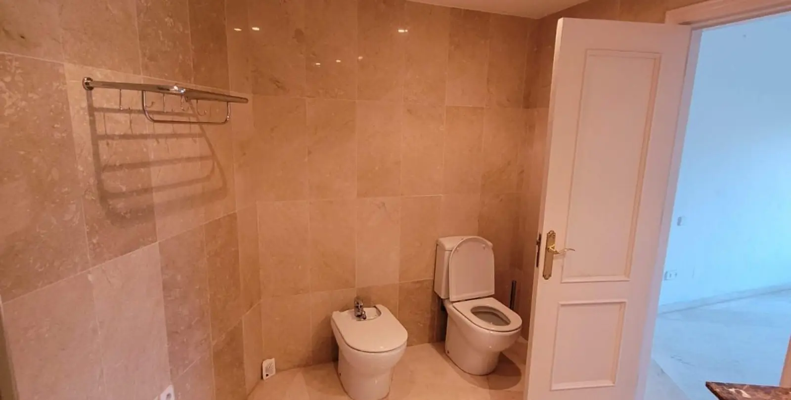 Продажа апартаментов на среднем этаже в Estepona 6