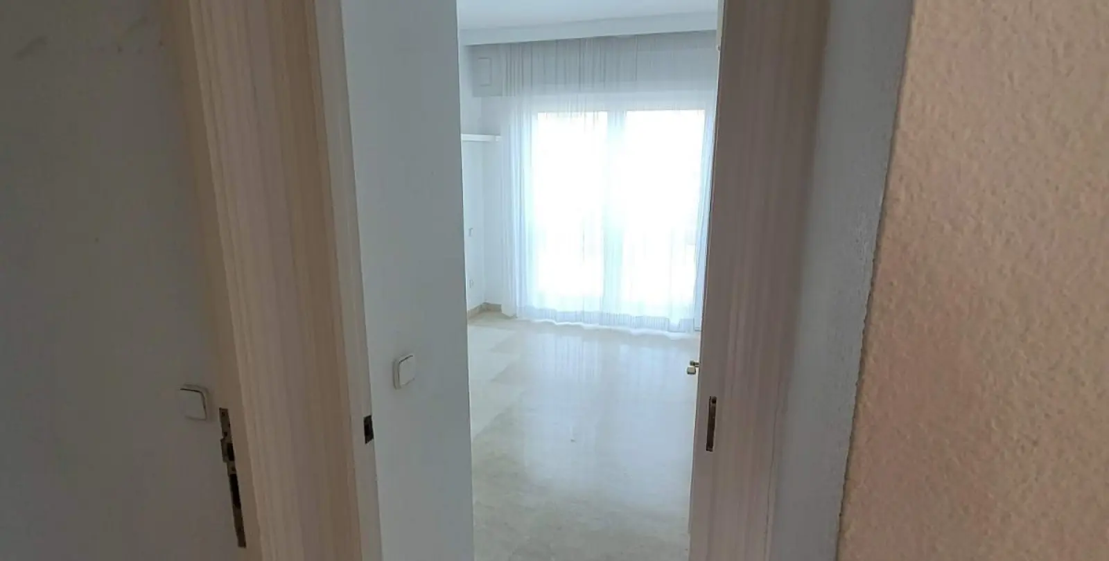 Продажа апартаментов на среднем этаже в Estepona 15