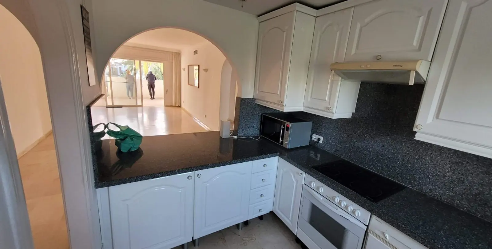 Продажа апартаментов на среднем этаже в Estepona 18