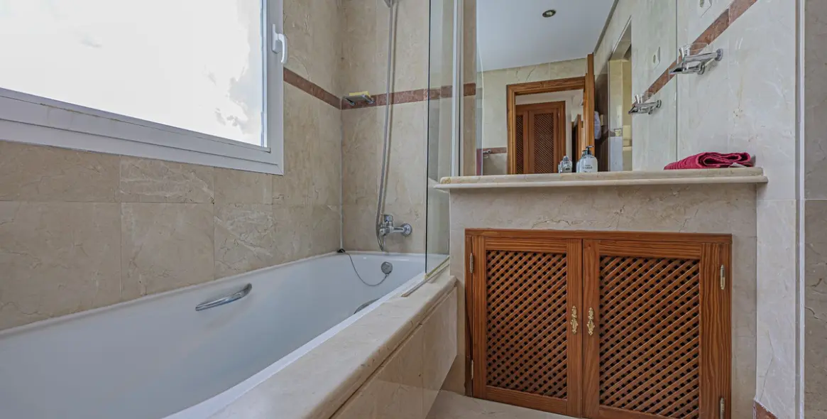 Продажа апартаментов на среднем этаже в Costalita 32