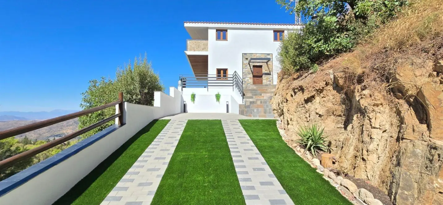 Sale of detached villa in Limonar 1