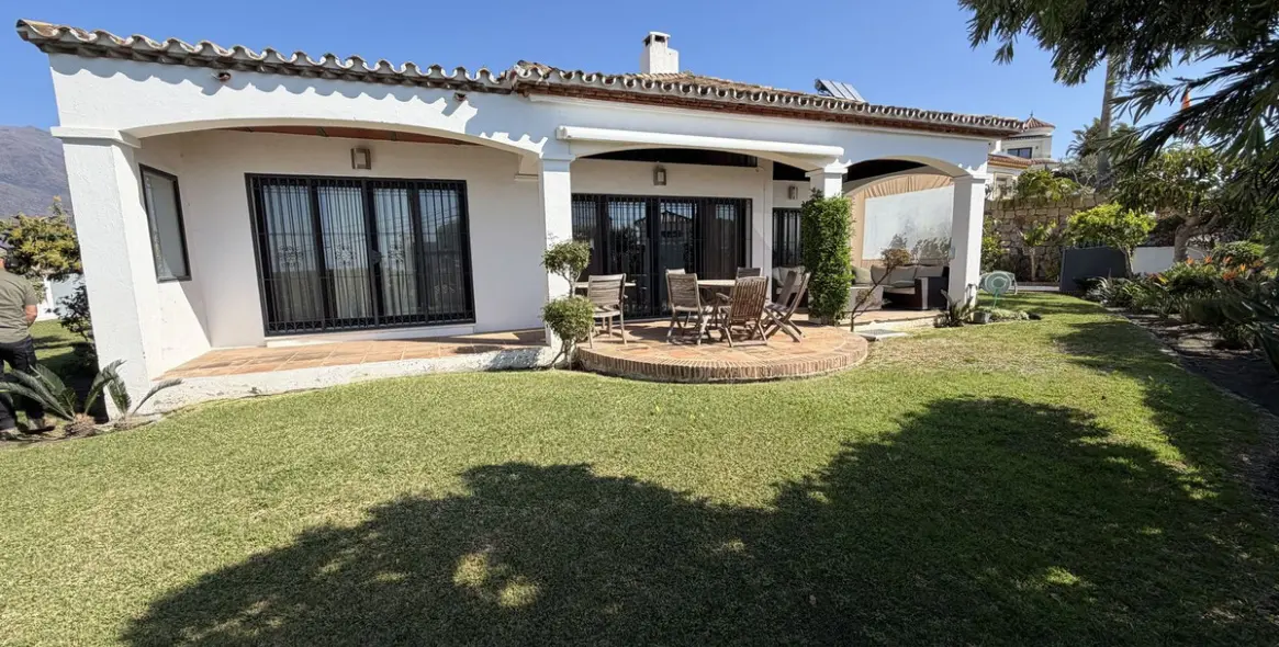 Продажа  отдельно стоящей виллы в Estepona 1