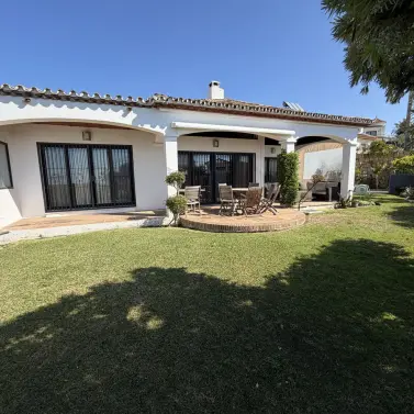 Sale of detached villa in Estepona