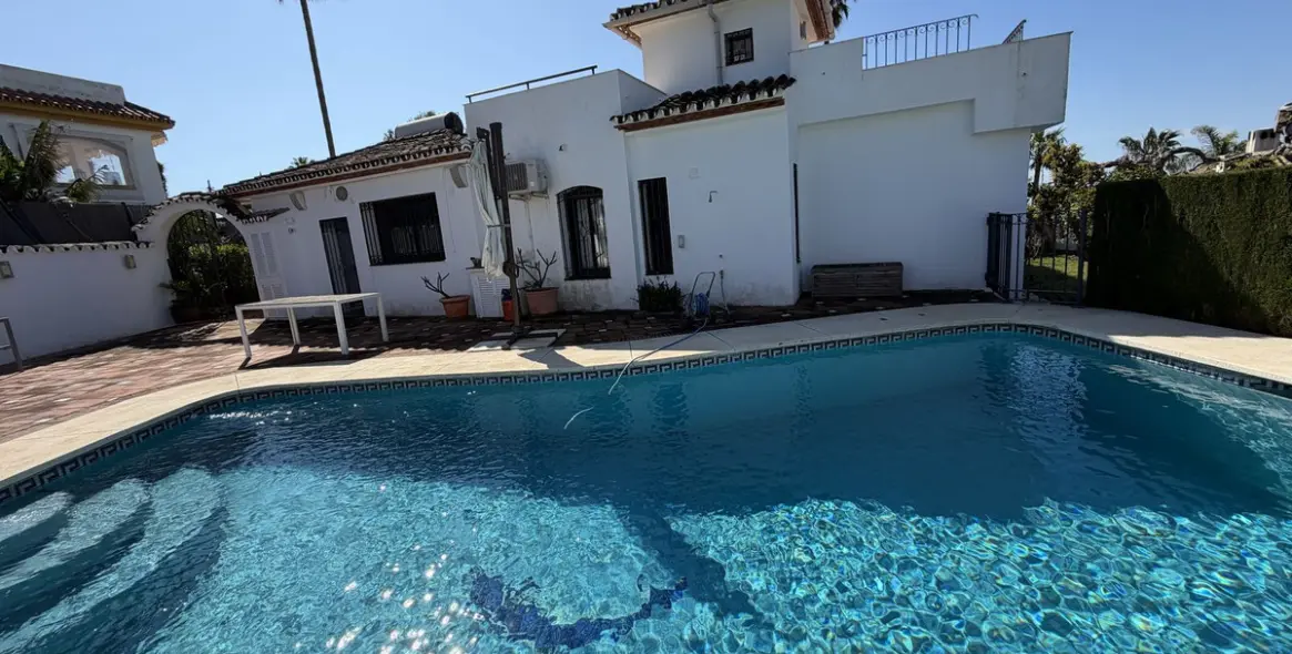 Продажа  отдельно стоящей виллы в Estepona 2