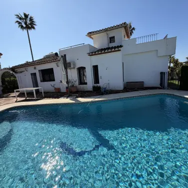 Sale of detached villa in Estepona